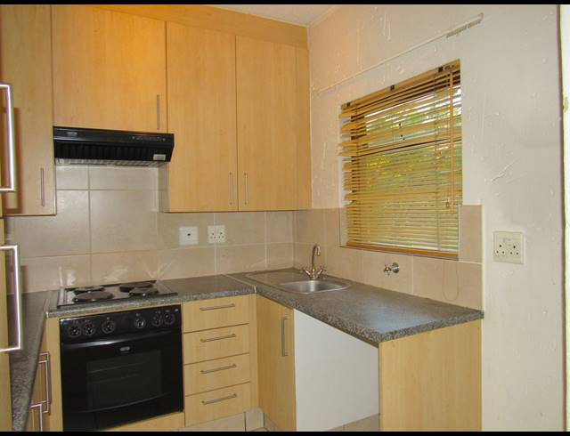 1 BEDROOM APARTMENT TO LET IN PINESLOPES